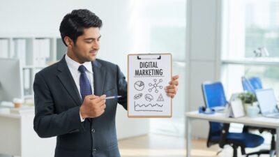Student learning digital marketing in Gil on a laptop